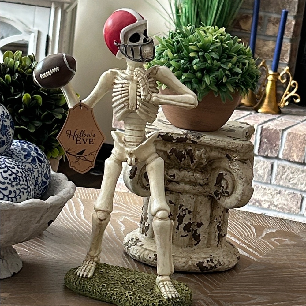 NEW! Halloween Fall Football 🏈 Player Quarterback Skeleton Statue